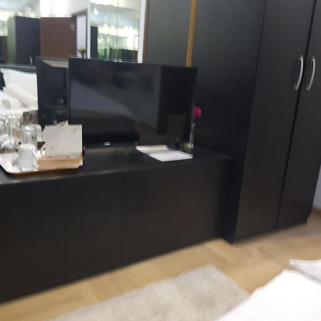 Mirrors Room Mega Mall National Arena Букурещ Екстериор снимка