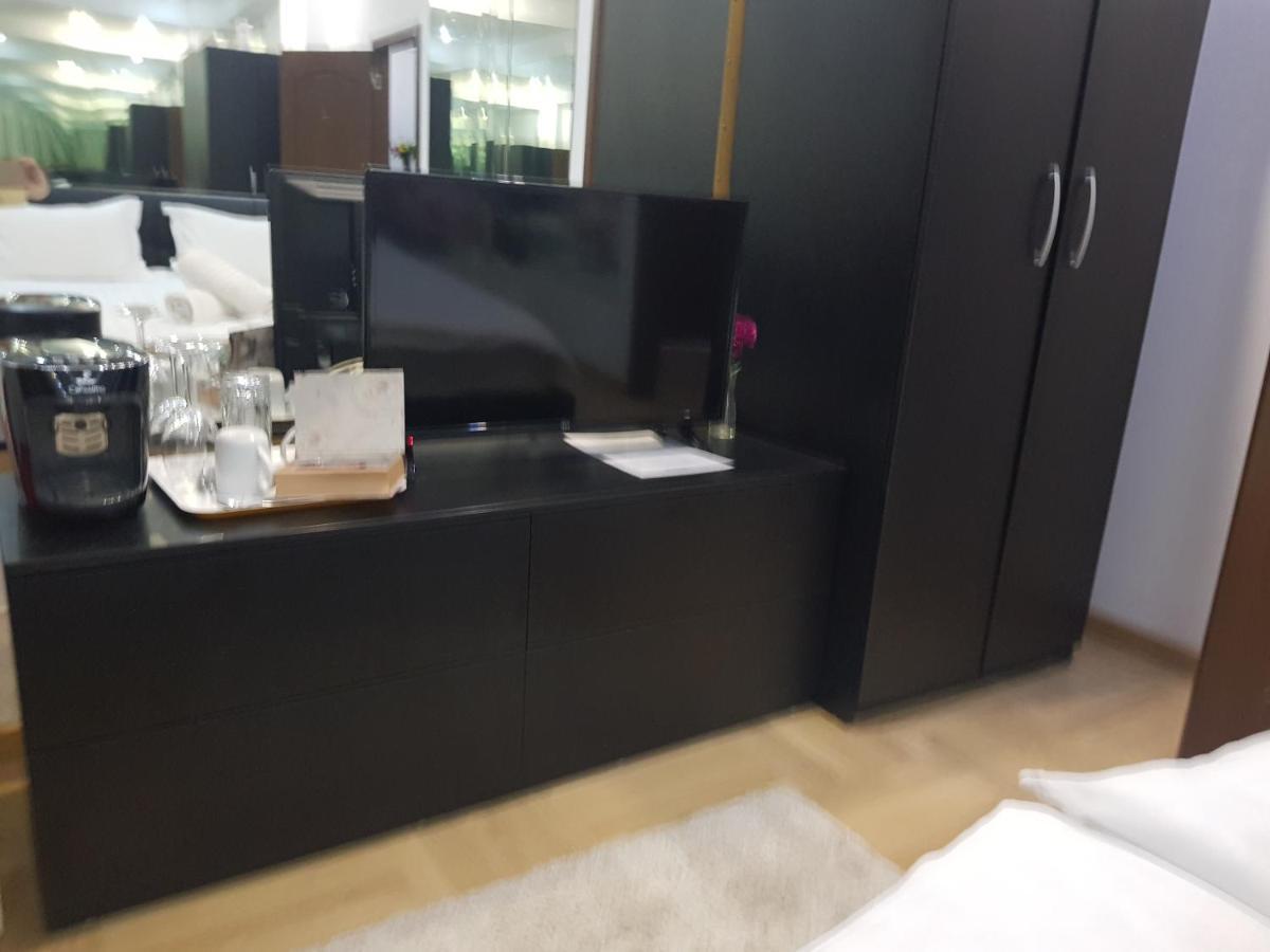 Mirrors Room Mega Mall National Arena Букурещ Екстериор снимка