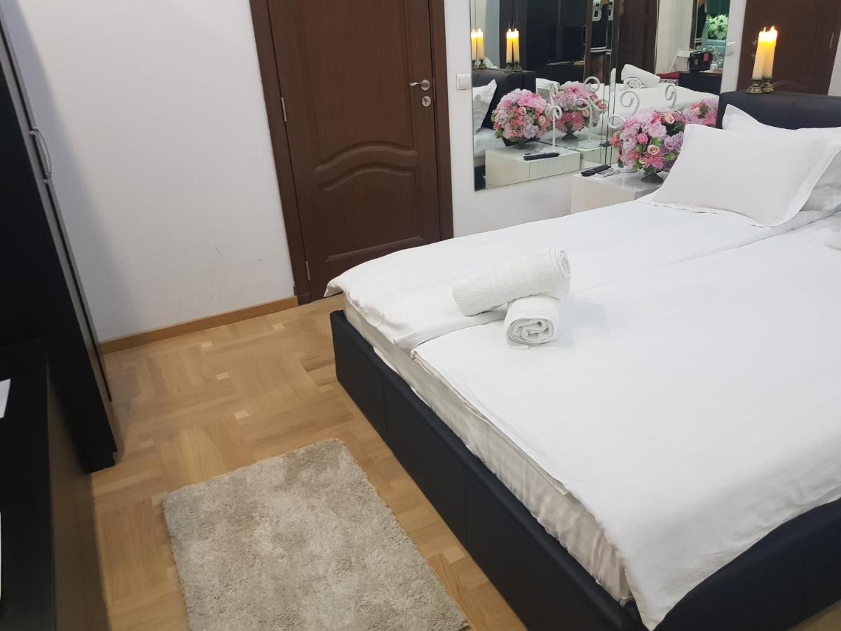 Mirrors Room Mega Mall National Arena Букурещ Екстериор снимка